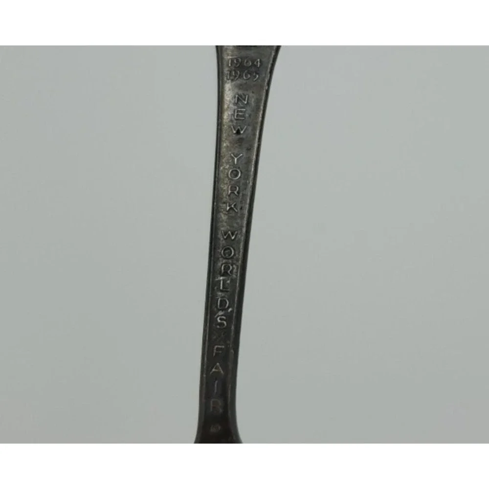 Vtg Oneida Silversmiths New York World's Fair 1964 Souvenir Spoon 3.75in tarnish